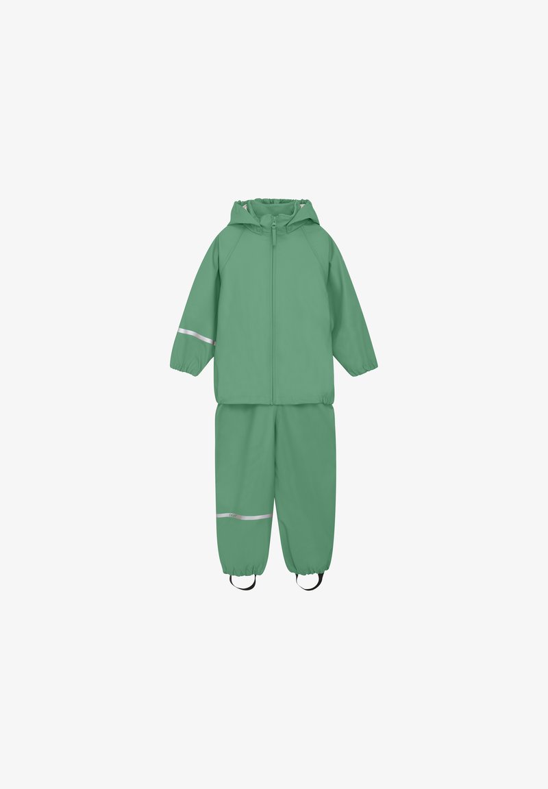 Groen waterdichte regenpak met een capuchon, elastische boorden en reflecterende strepen op de jas en broek; voorzien van verstelbare banden bij de enkels.