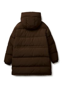 Hnědá vycpaná bunda s kapucí, s horizontálně prošívanými částmi, elastickými manžetami a uvolněným střihem. Měkká, hladká textura látky.