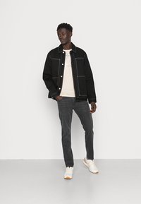 Wrangler LARSTON - Calças de ganga justas - black