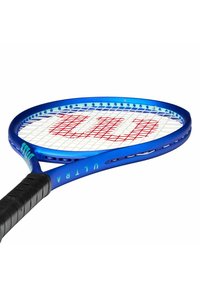 Blauwe tennisracket met een lichtgewicht frame, witte snaren en rood logo. Heeft een gestructureerde zwarte grip en aerodynamisch ontwerp.