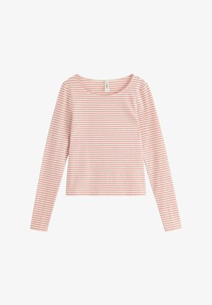 Långärmad topp i ljusrosa med tunna röda ränder, rund halsringning och en kort passform. Mjuk tyg med en slät yta.