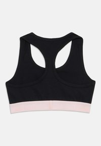 Svart sportbh med racerback-design, mjukt bomullsmaterial och bred rosa elastisk band med varumärke i botten. Minimalistisk stil.