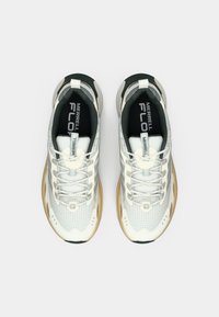 Lettere sneakers med en hvid mesh-overdel, grå detaljer og en gummisål. Har en rund tå og polstret tunge for komfort.