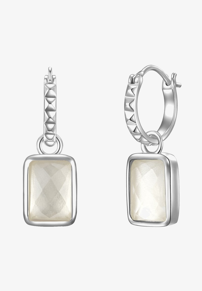 Srebrne obročeve uhane z fasetiranim pravokotnim belim dragim kamnom. Oblikovanje vključuje teksturiran obroč in gladko nastavitev dragulja.