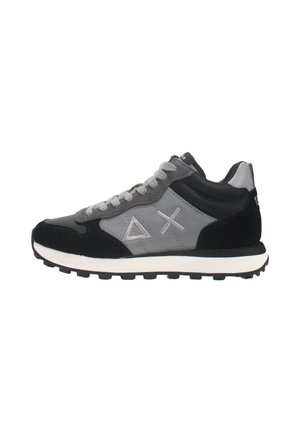 Sneakers che presentano una combinazione di suede nero e tessuto grigio, con una suola in gomma bianca, lacci e dettagli del logo ricamati.