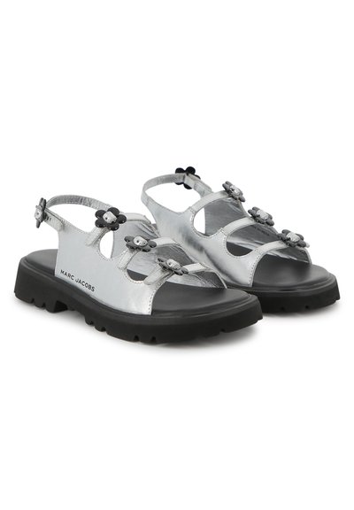 Ασημί μεταλλικά σανδάλια με τρεις ρυθμιζόμενες λουρίδες, μαύρες φλοράλ λεπτομέρειες και χοντρή μαύρη σόλα, με ομοιόμορφη υφή σε όλη την επιφάνεια.