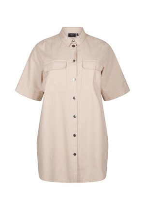 Beiges Hemdkleid mit kurzen Ärmeln, vorderen Knöpfen, zwei Brusttaschen mit Klappen und spitzem Kragen.