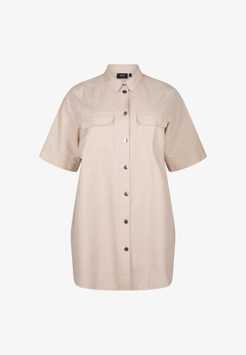 Robe chemise beige à manches courtes, boutons sur le devant, deux poches poitrine à rabat et col pointu.