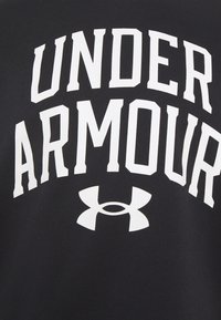 T-shirt in cotone nero con testo bianco in grassetto "UNDER ARMOUR" e un accento del logo. Design semplice con collo a giro, adatto per l'abbigliamento casual.