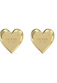 Goldene herzförmige Ohrringe mit eingraviertem "GUESS EST. 1981" auf einer glatten Oberfläche, mit polierten Details und vier Befestigungspunkten.