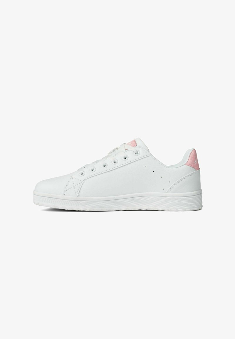Baskets blanches avec un accent rose sur le talon, semelle en caoutchouc, fermeture à lacets, matériau synthétique, texture lisse, et perforations minimales pour la respirabilité.