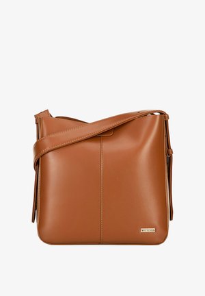 Bolso bandolera de cuero marrón con correa ajustable y pequeña etiqueta metálica de la marca en la esquina inferior derecha.