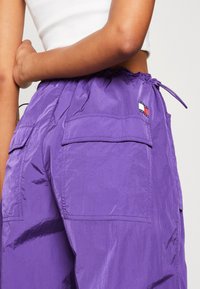 Tommy Jeans PARACHUTE WINDPANT - Jogginghose - college purple