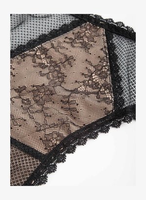 Czarna koronkowa tkanina z kwiatowymi wzorami, nałożona na beżowe tło. Krawędzie mają falbaniasty wykończenie, co dodaje tekstury i detalu.