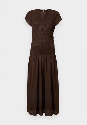 Vestito midi marrone con maniche corte, corpetto arricciato, scollo rotondo e gonna plissettata su sfondo bianco.