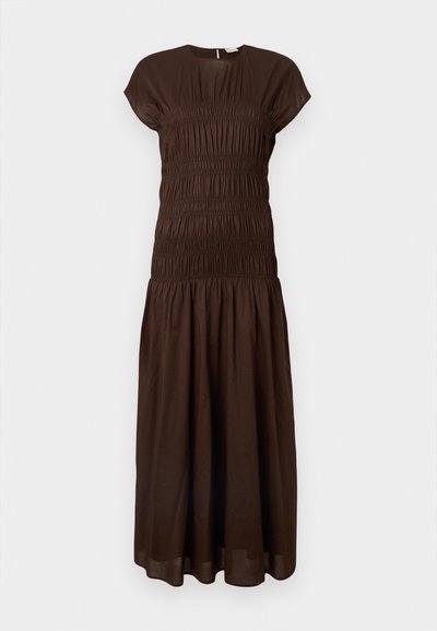 Καφέ midi φόρεμα με κοντά μανίκια, κορσάζ με σούρες, στρογγυλή λαιμόκοψη και φουσκωτή φούστα σε λευκό φόντο.