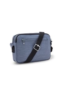 Borsa a tracolla blu in tessuto con scomparti con cerniera, tracolla nera regolabile e hardware a contrasto. Presenta una superficie testurizzata.