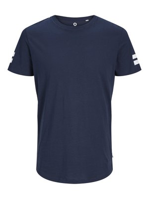 Camiseta de algodón azul marino con escote redondo, mangas cortas y acentos de rayas blancas en ambas mangas. Corte clásico con una textura suave.