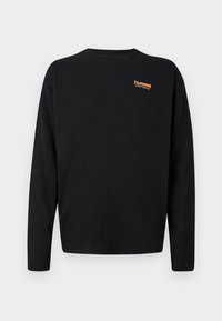 Tricou negru cu mânecă lungă, din bumbac. Are un guler rotund și un mic logo portocaliu "hummel" în partea stângă sus.