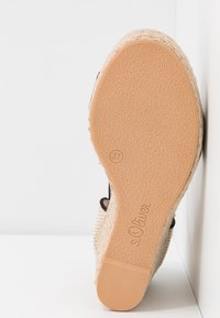 Semelle d'une chaussure tissée beige avec une adhérence texturée, taille 37, et le nom de la marque s.Oliver embossé sur la semelle.