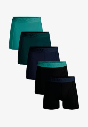 Set od pet muških bokserica u raznim bojama: tirkizna, tamnozelena, mornarsko plava i dvije crne. Izrađene su od mekanog, rastezljivog materijala s elastičnim pojasom.