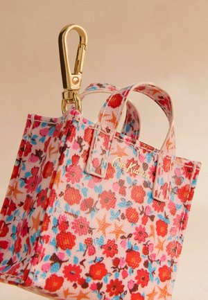 Neliela somiņa ar ziedu rakstu rozā un zila toņos, izgatavota no teksturēta materiāla. Aprīkota ar īsām rokturiem un zelta klipu pievienošanai.