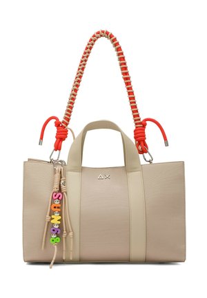 Sac cabas beige avec deux poignées courtes, bandoulière tissée orange et beige, et porte-clés à perles multicolores formant le mot "SUN68".