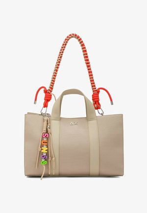 Borsa shopper beige con due manici corti, tracolla intrecciata arancione e beige, e portachiavi con perline multicolori che compongono la scritta "SUN68".