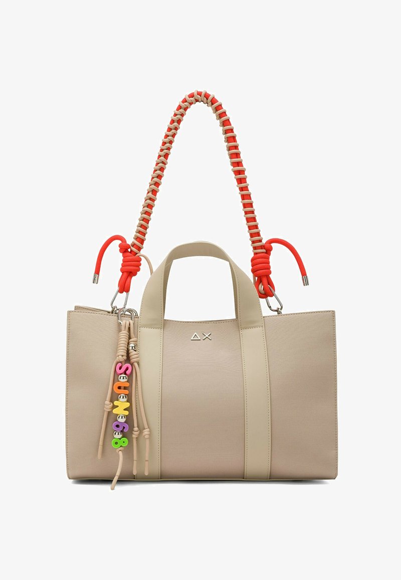 Beige Tragetasche mit zwei kurzen Griffen, gewebtem orange-beigem Schulterriemen und einem mehrfarbigen Perlenanhänger, der "SUN68" buchstabiert.