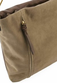 Borsa a spalla in suede marrone con forma piatta, dettaglio con tasca con zip e parte superiore in pelle liscia. Presenta accessori in metallo dorato.