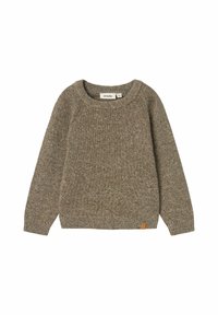 Maglione lavorato a maglia marrone con collo rotondo e polsini a coste. Presenta un motivo testurizzato e un piccolo etichetta del marchio sul lato sinistro in basso.