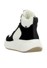 Sneaker alte in bianco e nero con una tomaia in suede e pelle testurizzata, dotate di una spessa suola in gomma bianca e di un collare imbottito.