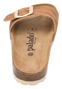 Sandale à glisser en cuir marron avec une seule sangle et une boucle métallique. Semelle intérieure en liège rembourrée et semelle extérieure texturée pour une meilleure adhérence.