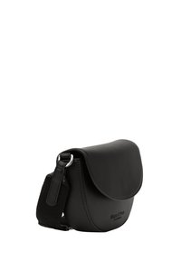 Borsa a tracolla in pelle nera con forma arrotondata, chiusura a patta e tracolla regolabile; presenta un discreto dettaglio del logo e una texture liscia.