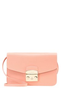 Różowa torebka na ramię z teksturowanej skóry z złotym zapięciem i regulowanym paskiem, charakteryzująca się gładkim wykończeniem i minimalistycznym designem.