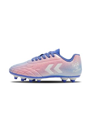 Voetbalschoenen met een verloop van roze naar blauw, met een glanzende textuur, wit logo en accenten, en meerdere gevormde noppen op de buitenzool.