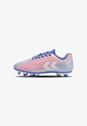 Fußballschuhe mit einem Farbverlauf von Pink zu Blau, mit glänzender Textur, weißem Logo und Akzenten sowie mehreren geformten Stollen auf der Außensohle.
