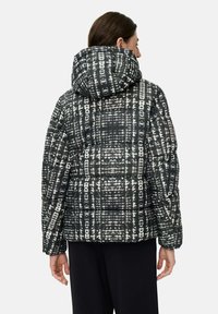 Padded jacke mit Kapuze in einem schwarz-weißen abstrakten Muster. Verfügt über ein strukturiertes, gesteppte Design und einen entspannten Schnitt.