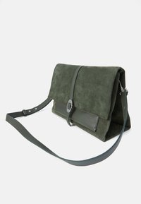 Borsa a tracolla in suede verde dalla forma rettangolare, con un pannello frontale in pelle liscia, chiusura con fibbia e una lunga tracolla regolabile.