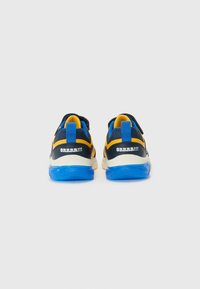 Rückansicht von Sneakers mit blauen durchsichtigen Sohlen, navyfarbenem Obermaterial, gelben Akzenten und dem Text "GRRRR!!!" auf der schwarzen Ferse. Gepolstertes Design.