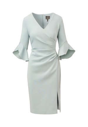 Robe portefeuille bleu clair avec manches trois-quarts ornées de poignets évasés, décolleté en V et une fente latérale pour plus de détails. Texture de tissu lisse.