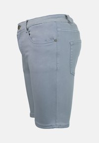 Shorts de denim azul claro con un diseño ajustado, dos bolsillos laterales y un bolsillo trasero con un detalle de botón de metal.
