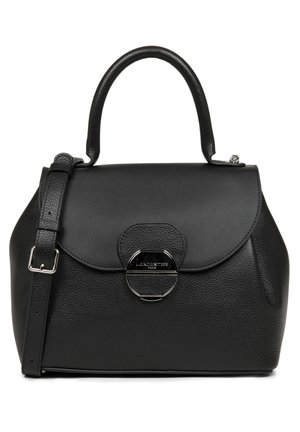 Borsa a mano in pelle nera con una forma strutturata, chiusura a patta e un dettaglio in metallo rotondo. Include un manico superiore e una tracolla rimovibile.