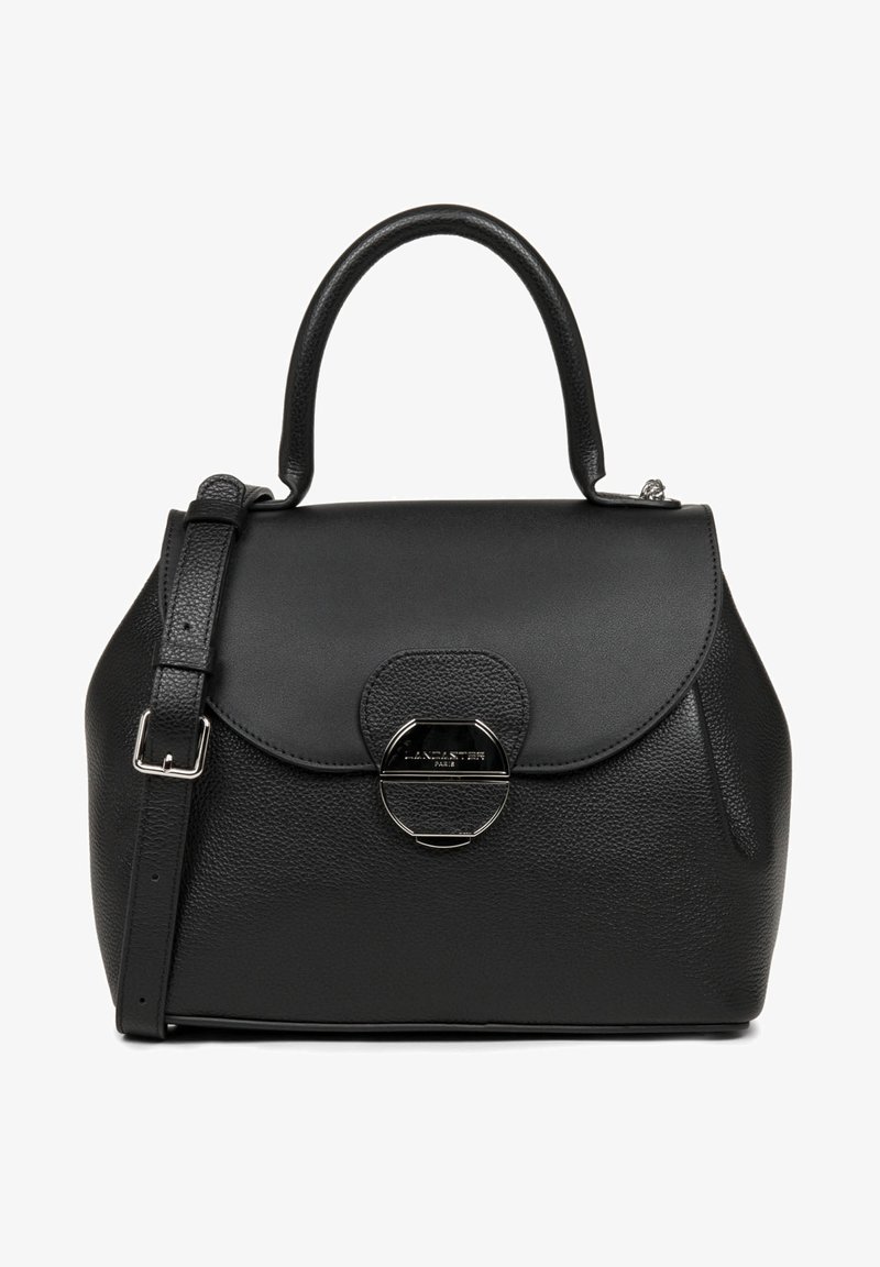 Sac à main en cuir noir avec une forme structurée, une fermeture à rabat et un détail en métal rond. Comprend une poignée supérieure et une bandoulière détachable.