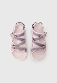 Ροζ παιδικά σανδάλια με μαλακούς, υφασμένους ιμάντες και κοίλη σόλα. Διαθέτουν ρυθμιζόμενες αγκράφες και σταυρωτούς ιμάντες για ασφαλή εφαρμογή.