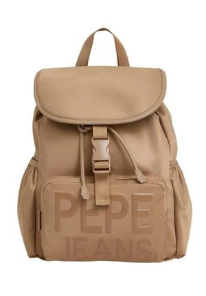 Mochila color marrón claro con solapa en la parte superior, hebilla frontal, bolsillos laterales y logo estampado en relieve "PEPE JEANS" en el bolsillo delantero con cremallera.