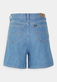 Džínové šortky ve světle modré barvě s vysokým pasem a elastickým páskem, dvěma zadními kapsami a kontrastním prošíváním. Značková nášivka na zadní straně.