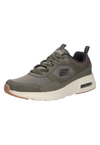 Scarpa sportiva verde con una tomaia in mesh e suede, colletto imbottito, design con lacci e suola intermedia in bianco. Presenta un'unità d'aria visibile.