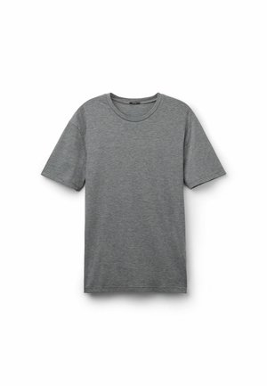 T-shirt grigio a maniche corte realizzato in morbido tessuto testurizzato, con scollo rotondo e vestibilità ampia. Nessun motivo o hardware visibile.