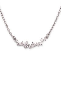 Collier en argent présentant une chaîne délicate et un pendentif incurvé orné de plusieurs gemmes rondes étincelantes en grappes.